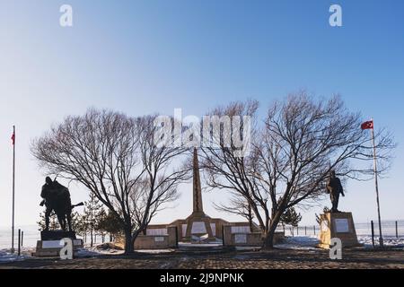 Kars, Türkei - 24. Februar 2022: Sarikamis Märtyrerdenkmal mit Schnee auf Sarikamis Kars Türkei. Stockfoto