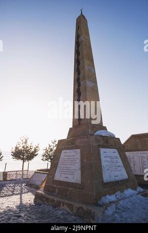 Kars, Türkei - 24. Februar 2022: Sarikamis Märtyrerdenkmal mit Schnee auf Sarikamis Kars Türkei. Stockfoto