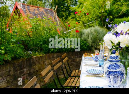 Feier Tischdekoration am Sommerwochenende im holländischen blauen Stil Stockfoto