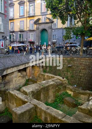 Die Überreste der alten griechischen Stadtmauer in Neapel Piazza Vincenzo Bellini Stockfoto