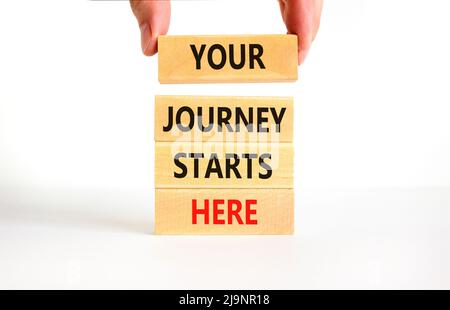 Ihre Reise beginnt hier Symbol. Konzeptworte Ihre Reise beginnt hier auf Holzblöcken auf einem schönen weißen, weißen Hintergrund. Business, motiva Stockfoto