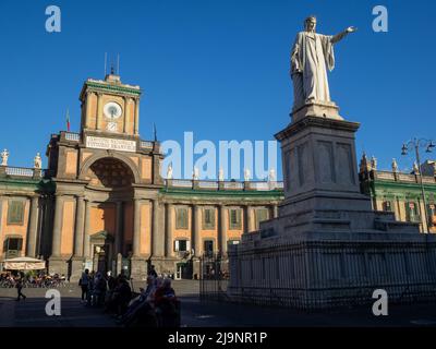 Dante Alighieri Statue in der Mitte der Piazza Dante, Neapel Stockfoto