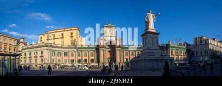 Panorama der Piazza Dante mit der Statue und den Luigi Vanvitelli Gebäuden, Neapel Stockfoto