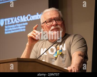 5. Mai 2022, Austin, Texas, USA: Der ehemalige polnische Präsident LECH WALESA spricht vor dem Polnischen Club und lud Gäste an die University of Texas ein. Walesa (geboren am 29. September 1943) ist ein polnischer Staatsmann, Dissident und Friedensnobelpreisträger, der von 1990 bis 1995 als Präsident Polens fungierte. Walesa wurde der erste demokratisch gewählte Präsident Polens seit 1926 und der erste, der jemals durch Volksabstimmung gewählt wurde. Walesa, eine Werftelektrikerin, wurde zum Anführer der polnischen Solidaritätsbewegung und leitete eine erfolgreiche prodemokratische Anstrengung, die 1989 die kommunistische Herrschaft beendete und einleitete Stockfoto