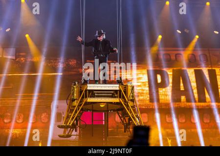 Schwerin, Deutschland. 24.. Mai 2022. Udo Lindenberg tritt beim ersten Konzert der neuen 'Udopium Live 2022'-Tournee in der Sport- und Kongresshalle auf die Bühne. Nach einer erzwungenen Corona-Pause geht der 76-jährige Musiker wieder auf Tournee. Von Mai bis Juli 2022 sind insgesamt 21 Konzerte geplant. Quelle: Jens Büttner/dpa/Alamy Live News Stockfoto