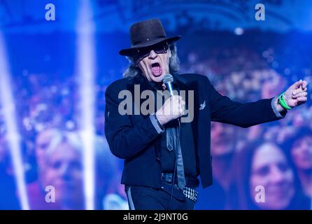 Schwerin, Deutschland. 24.. Mai 2022. Udo Lindenberg singt beim ersten Konzert der neuen Tournee 'Udopium Live 2022' in der Sport- und Kongresshalle. Nach einer erzwungenen Pause von Corona geht der 76-jährige Musiker wieder auf Tournee. Von Mai bis Juli 2022 sind insgesamt 21 Konzerte geplant. Quelle: Jens Büttner/dpa/Alamy Live News Stockfoto