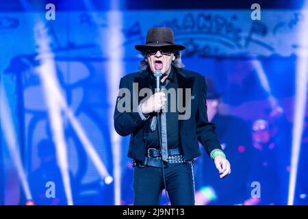 Schwerin, Deutschland. 24.. Mai 2022. Udo Lindenberg singt beim ersten Konzert der neuen Tournee 'Udopium Live 2022' in der Sport- und Kongresshalle. Nach einer erzwungenen Pause von Corona geht der 76-jährige Musiker wieder auf Tournee. Von Mai bis Juli 2022 sind insgesamt 21 Konzerte geplant. Quelle: Jens Büttner/dpa/Alamy Live News Stockfoto