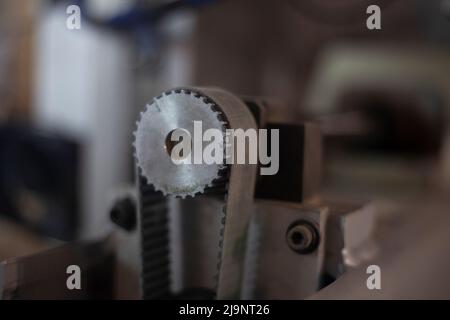 Riemen am Motor. Zahnradantrieb. Details zur Ausrüstung. CNC-Fräsmaschine. Stockfoto