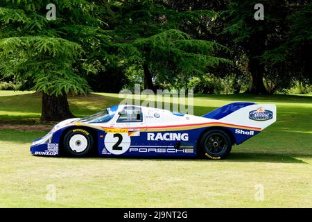 Wilton, Wiltshire, Großbritannien - 10. August 2014: Ein Rothmans-Sponsor 1983 Porsche 956 Racing Car auf der Wilton Classic and Supercar Show Stockfoto