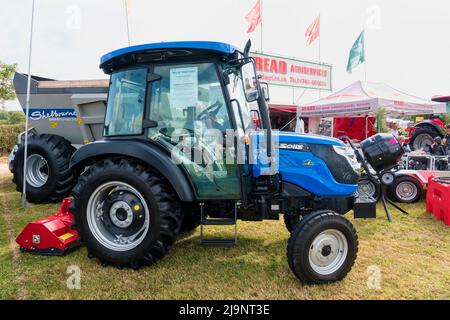 Frome, Somerset, Großbritannien - 11 2021. September: Solis 50 PS 2WD Traktor auf der Frome Agricultural and Cheese Show 2021, West Woodlands Showground bei Frome Stockfoto