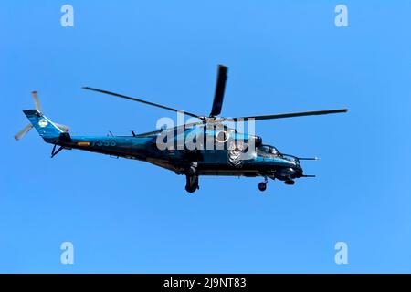 RAF Fairford, Gloucestershire, Großbritannien - 15 2006. Juli: Ein Hubschrauber der tschechischen Luftwaffe Mil Mi-24V (Hind) wurde 2006 beim Royal International Air Tattoo angegriffen Stockfoto