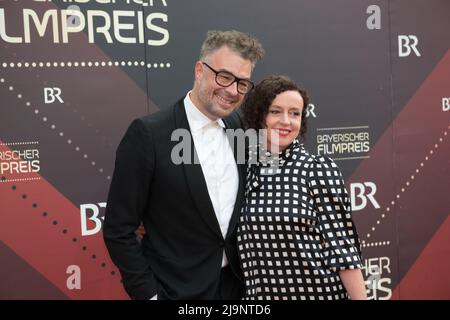 München, 20.. Mai 2022, Maria Schrader und Jan Schomburg, beide Drehbuchautoren, bei der Verleihung des Bayerischen Filmpreises auf dem roten Teppich zu sehen Stockfoto