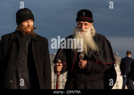 Moskau, Russland. 24.. Mai 2022. Metropolit Korniliy (R), Leiter der russisch-orthodoxen Altritterkirche, Metropolit von Moskau und ganz Russland, nimmt an einem Konzert zum Tag der slawischen Literatur und Kultur auf dem Roten Platz in Moskau Teil Stockfoto