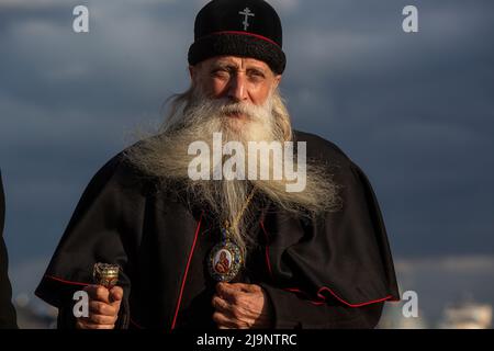 Moskau, Russland. 24.. Mai 2022. Metropolit Korniliy, Leiter der russisch-orthodoxen Altritterkirche, Metropolit von Moskau und ganz Russland, nimmt an einem Konzert zum Tag der slawischen Literatur und Kultur auf dem Roten Platz in Moskau Teil Stockfoto