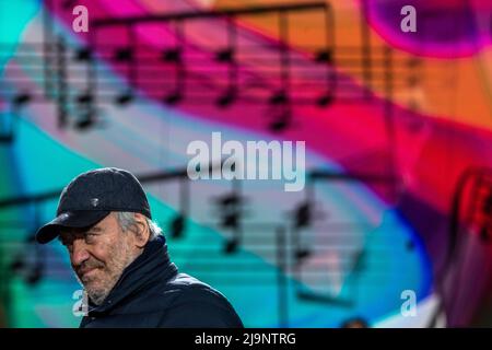 Moskau, Russland. 24.. Mai 2022. Der russische Dirigent Valery Gergiev tritt während eines Konzerts zum Tag der slawischen Literatur und Kultur auf dem Roten Platz in Moskau auf Stockfoto