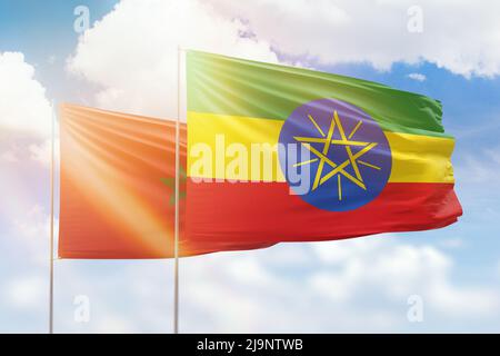 Sonniger blauer Himmel und Flaggen von äthiopien und marokko Stockfoto