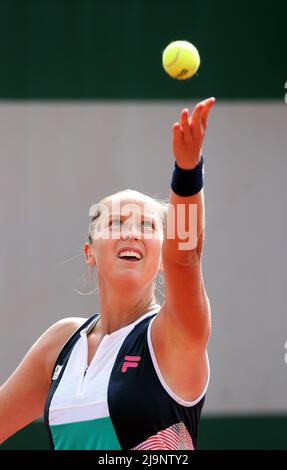 Paris, Frankreich. 24.. Mai 2022. US Shelby Rogers spielt am Dienstag, den 24. Mai 2022, gegen Tereza Martincova aus der Tschechischen Republik während des Spiels French Tennis Open in Roland Garros bei Paris, Frankreich. Rogers gewann 6-4, 6-3. Foto von Maya Vidon-White/UPI Credit: UPI/Alamy Live News Stockfoto