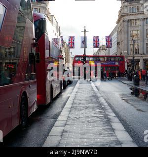 London, Greater London, England, 11 2022. Mai: An der Kreuzung Oxford Circus stehen Busse in der Oxford Street an. Stockfoto