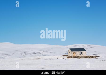 Kars, Türkei - 24. Februar 2022: Verschneite Landschaft mit einem Ferienhaus in Kars Türkei Stockfoto