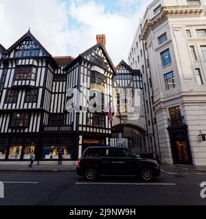 London, Greater London, England, Mai 11 2022: Taxi vor dem Liberty-Designer-Apartmenthaus Stockfoto