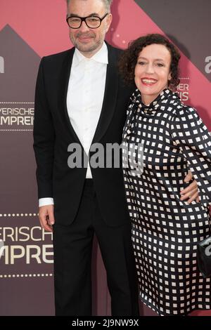 München, 20.. Mai 2022, Maria Schrader und Jan Schomburg, beide Drehbuchautoren, bei der Verleihung des Bayerischen Filmpreises auf dem roten Teppich zu sehen Stockfoto