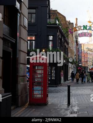 London, Greater London, England, Mai 11 2022: Rote Telefondose in der Carnaby Street. Stockfoto