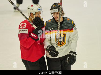 Helsinki, Finnland. 24.. Mai 2022. Philipp Kuraschev Nr. 23 der Schweiz Lukas Reichel Nr.73 der Deutschen im Spiel DEUTSCHLAND - SCHWEIZ 3-4 nach Elfmeterschießen IIHF EISHOCKEY WELTMEISTERSCHAFT Gruppe A in Helsinki, Finnland, 24. Mai 2022, Saison 2021/2022 © Peter Schatz / Alamy Live News Stockfoto