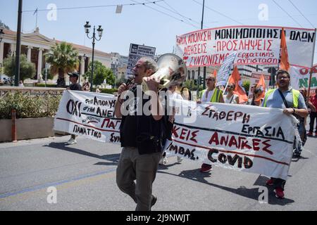 Athen, Griechenland. 24.. Mai 2022. Gemeindearbeiter aus dem ganzen Land verlassen den Job und marschieren zum Innenministerium, um gegen Personalmangel zu protestieren. (Bild: © Dimitris Aspiotis/Pacific Press über ZUMA Press Wire) Stockfoto