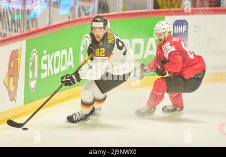 Helsinki, Finnland. 24.. Mai 2022. Marcel Noebels Nr. 92 aus Deutschland tritt an, kämpft um den Puck gegen Christoph Bertschy Nr. 88 aus der Schweiz im Spiel DEUTSCHLAND - SCHWEIZ 3-4 nach Elfmeterschießen IIHF EISHOCKEY WELTMEISTERSCHAFT Gruppe A in Helsinki, Finnland, 24. Mai 2022, Saison 2021/2022 © Peter Schatz / Alamy Live News Stockfoto