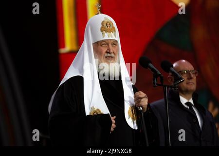 Moskau, Russland. 24.. Mai 2022. Patriarch Kyrill von Moskau und ganz Russland spricht während eines Konzerts zum Tag der slawischen Literatur und Kultur auf dem Roten Platz in Moskau, Russland. Nikolay Vinokurov/Alamy Live News Stockfoto