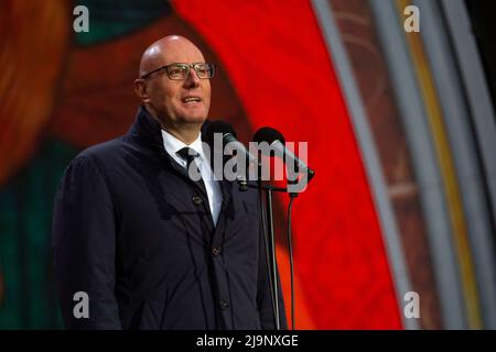 Moskau, Russland. 24.. Mai 2022. Russlands stellvertretender Ministerpräsident Dmitri Tschernyschenko nimmt an einem Konzert zum Tag der slawischen Literatur und Kultur auf dem Roten Platz in Moskau, Russland, Teil. Nikolay Vinokurov/Alamy Live News Stockfoto