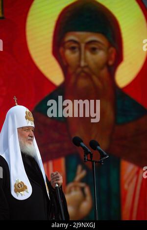 Moskau, Russland. 24.. Mai 2022. Patriarch Kyrill von Moskau und ganz Russland spricht während eines Konzerts zum Tag der slawischen Literatur und Kultur auf dem Roten Platz in Moskau, Russland. Nikolay Vinokurov/Alamy Live News Stockfoto