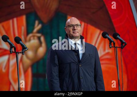 Moskau, Russland. 24.. Mai 2022. Russlands stellvertretender Ministerpräsident Dmitri Tschernyschenko nimmt an einem Konzert zum Tag der slawischen Literatur und Kultur auf dem Roten Platz in Moskau, Russland, Teil. Nikolay Vinokurov/Alamy Live News Stockfoto