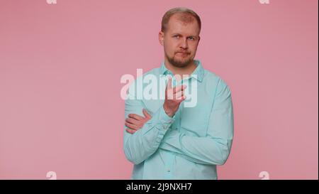 Unzufriedener Mann schüttelt den Finger, sagt nein, seien Sie vorsichtig, schimpfen, geben Ratschläge, um Gefahr Fehler zu vermeiden Stockfoto