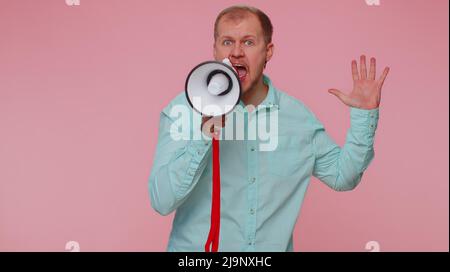 Lächelnder bärtiger Mann, der mit dem Megaphon spricht, Nachrichten verkündet und laut Verkaufswerbung ankündigt Stockfoto