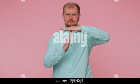 Müde ernst verärgert Mann zeigt Auszeit Geste, Limit Stop Pause Zeichen keinen Druck Ich brauche mehr Zeit Stockfoto