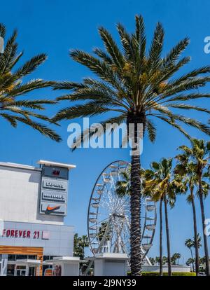 LONG BEACH, KALIFORNIEN - 21. April 2022: Long Beach ist bekannt für seine Attraktionen am Wasser, darunter die Queen Mary. Es werden mehrere Sportarten angeboten Stockfoto