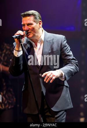 Edinburgh, Großbritannien. 24.. Mai 2022. Tony Hadley spielt live in der Edinburgh Usher Hall am Dienstag, den 24.. Mai 2022 Tony spielt mit seiner Band ‘The Fabulous TH Band', die vier Jahrzehnte seit Tony erstmals Musik mit seiner ehemaligen Band Spandau Ballet veröffentlichte, Credit: Alan Rennie/Alamy Live News Stockfoto