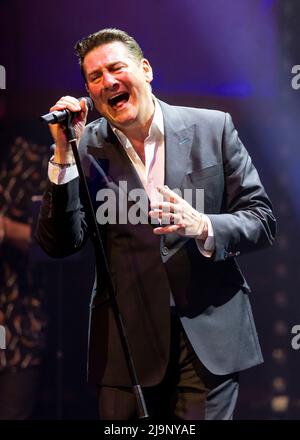 Edinburgh, Großbritannien. 24.. Mai 2022. Tony Hadley spielt live in der Edinburgh Usher Hall am Dienstag, den 24.. Mai 2022 Tony spielt mit seiner Band ‘The Fabulous TH Band', die vier Jahrzehnte seit Tony erstmals Musik mit seiner ehemaligen Band Spandau Ballet veröffentlichte, Credit: Alan Rennie/Alamy Live News Stockfoto