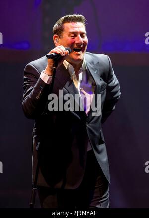 Edinburgh, Großbritannien. 24.. Mai 2022. Tony Hadley spielt live in der Edinburgh Usher Hall am Dienstag, den 24.. Mai 2022 Tony spielt mit seiner Band ‘The Fabulous TH Band', die vier Jahrzehnte seit Tony erstmals Musik mit seiner ehemaligen Band Spandau Ballet veröffentlichte, Credit: Alan Rennie/Alamy Live News Stockfoto