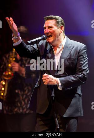 Edinburgh, Großbritannien. 24.. Mai 2022. Tony Hadley spielt live in der Edinburgh Usher Hall am Dienstag, den 24.. Mai 2022 Tony spielt mit seiner Band ‘The Fabulous TH Band', die vier Jahrzehnte seit Tony erstmals Musik mit seiner ehemaligen Band Spandau Ballet veröffentlichte, Credit: Alan Rennie/Alamy Live News Stockfoto