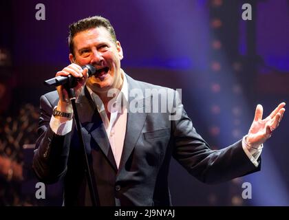 Edinburgh, Großbritannien. 24.. Mai 2022. Tony Hadley spielt live in der Edinburgh Usher Hall am Dienstag, den 24.. Mai 2022 Tony spielt mit seiner Band ‘The Fabulous TH Band', die vier Jahrzehnte seit Tony erstmals Musik mit seiner ehemaligen Band Spandau Ballet veröffentlichte, Credit: Alan Rennie/Alamy Live News Stockfoto