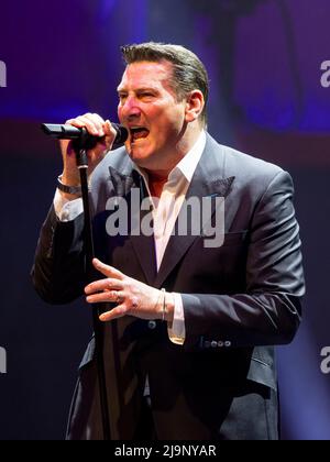 Edinburgh, Großbritannien. 24.. Mai 2022. Tony Hadley spielt live in der Edinburgh Usher Hall am Dienstag, den 24.. Mai 2022 Tony spielt mit seiner Band ‘The Fabulous TH Band', die vier Jahrzehnte seit Tony erstmals Musik mit seiner ehemaligen Band Spandau Ballet veröffentlichte, Credit: Alan Rennie/Alamy Live News Stockfoto