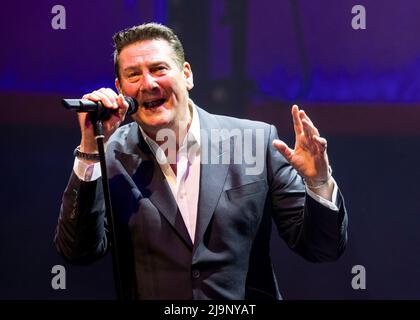 Edinburgh, Großbritannien. 24.. Mai 2022. Tony Hadley spielt live in der Edinburgh Usher Hall am Dienstag, den 24.. Mai 2022 Tony spielt mit seiner Band ‘The Fabulous TH Band', die vier Jahrzehnte seit Tony erstmals Musik mit seiner ehemaligen Band Spandau Ballet veröffentlichte, Credit: Alan Rennie/Alamy Live News Stockfoto