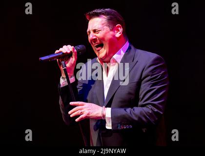 Edinburgh, Großbritannien. 24.. Mai 2022. Tony Hadley spielt live in der Edinburgh Usher Hall am Dienstag, den 24.. Mai 2022 Tony spielt mit seiner Band ‘The Fabulous TH Band', die vier Jahrzehnte seit Tony erstmals Musik mit seiner ehemaligen Band Spandau Ballet veröffentlichte, Credit: Alan Rennie/Alamy Live News Stockfoto