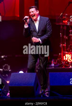 Edinburgh, Großbritannien. 24.. Mai 2022. Tony Hadley spielt live in der Edinburgh Usher Hall am Dienstag, den 24.. Mai 2022 Tony spielt mit seiner Band ‘The Fabulous TH Band', die vier Jahrzehnte seit Tony erstmals Musik mit seiner ehemaligen Band Spandau Ballet veröffentlichte, Credit: Alan Rennie/Alamy Live News Stockfoto