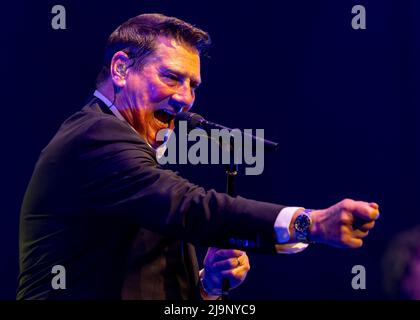 Edinburgh, Großbritannien. 24.. Mai 2022. Tony Hadley spielt live in der Edinburgh Usher Hall am Dienstag, den 24.. Mai 2022 Tony spielt mit seiner Band ‘The Fabulous TH Band', die vier Jahrzehnte seit Tony erstmals Musik mit seiner ehemaligen Band Spandau Ballet veröffentlichte, Credit: Alan Rennie/Alamy Live News Stockfoto