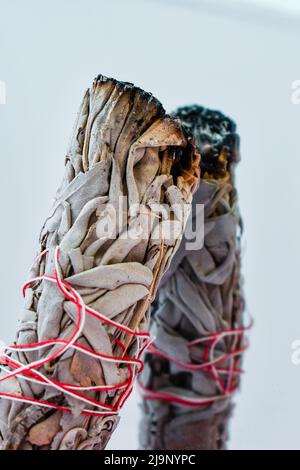 Dried White Salbei Bundle Wischstock für reinigende Reflexion im Spiegel Stockfoto