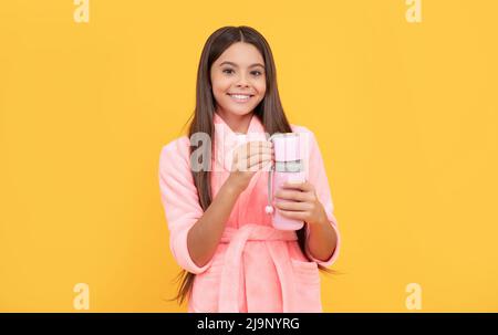 Happy teen Mädchen im Hause Frottee Bademantel mit Thermoskanne, Hydratation Stockfoto