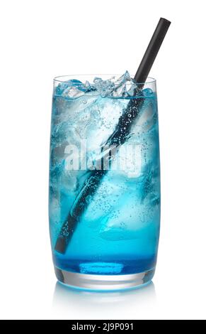 Ein Glas frischer Sommercocktail, blaue laguna, isoliert auf weißem Hintergrund Stockfoto